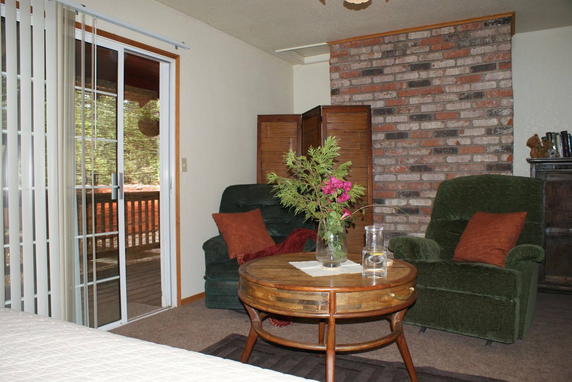 The Red Rooster Lodge Coulterville Extérieur photo