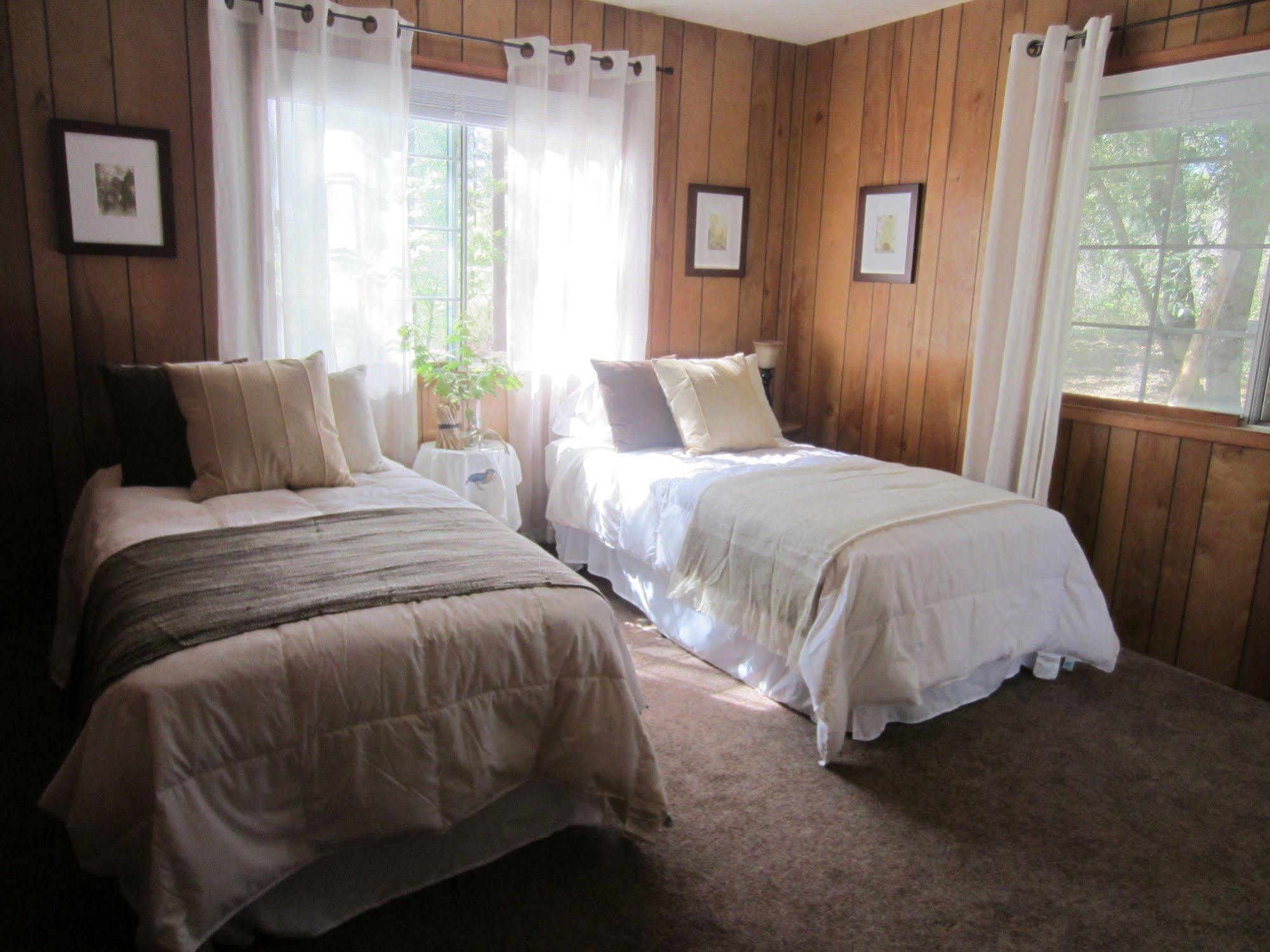 The Red Rooster Lodge Coulterville Extérieur photo